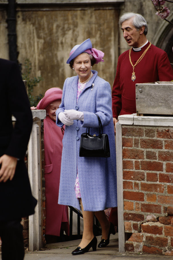Mỗi khi xuất hiện trước công chúng, nữ hoàng Anh Elizabeth II đều phối một chiếc mũ xinh xắn phù hợp với trang phục của mình.