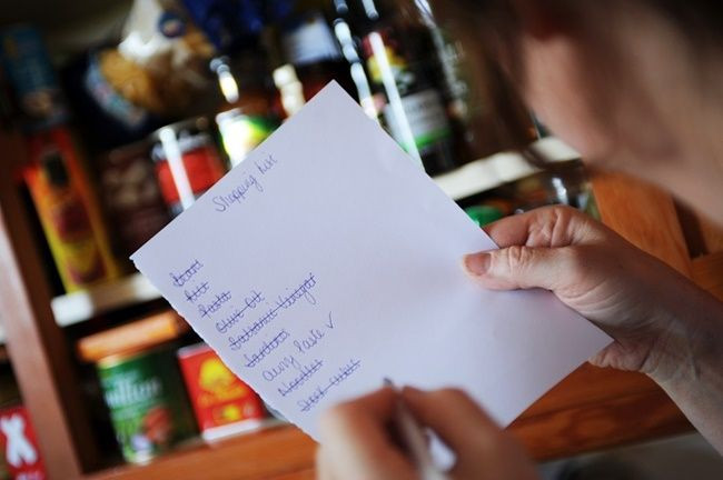 Lên danh sách đã mua đặt trong tủ lạnh. Việc làm này giúp bà nội trợ không phải đau đầu lên danh sách mua đồ mới cũng như quên mua thực phẩm đã hết trong tủ lạnh.