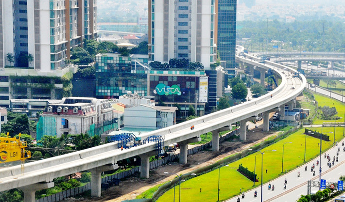 Tuyến Metro số 1 (Bến Thành - Suối Tiên) được khởi công từ tháng 8/2012. Gói thầu xây dựng đoạn đi trên cao và Depot (từ ga Ba Son, quận 1 vượt sông Sài Gòn chạy dọc XLHN đến Depot Long Bình, quận 9) có chiều dài hơn 17km bao gồm 11 nhà ga trên cao và khu Depot sửa chữa tàu. Đến nay (tháng 10/2017) khối lượng thi công chính đạt khoảng 72%.