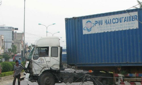 4. Đang uống nước mía, bị container tông chết Lúc 16h ngày 10/12/2013, tại Km 1302+700, trên QL1 thuộc địa phận khu phố Chí Thạnh, thị trấn Chí Thạnh (Tuy An, Phú yên), chiếc xe đầu kéo 29Z-2146 do Nguyễn Xuân Sơn (41 tuổi) điều khiển đã lao lên lề đường bên phải đâm vào quán bán nước mía khiến ông Nguyễn Hữu Kim, 55 tuổi, ở thôn Phú Hội, xã An Ninh Đông (Tuy An) đang ngồi uống nước tử vong tại chỗ.