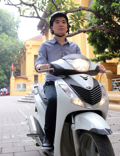7. Đỗ Quang Vinh - Thiếu gia mua hàng sale off và ăn quán vỉa hè Không giống những những thiếu gia giàu có khác, thiếu gia nghìn tỷ Đỗ Quang Vinh, người kế nhiệm của bầu Hiển – Chủ tịch HĐQT Ngân hàng SHB và Tập đoàn T&T không mua siêu xe hay đồng hồ bạc tỷ. Anh cho biết: "Tôi chỉ mua xe đẹp khi mình đã thực sự kiếm ra tiền. Và, chiếc xe ấy phải cần thiết cho công việc, cho cuộc sống, chứ không phải để chứng tỏ sự hào nhoáng của bản thân”, Vinh tâm sự.