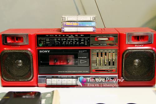 Ngoài ra, chiếc đài cassette Sony mua tại Nga được coi là hàng hiệu và chỉ có nhà giàu mới đủ tiền mua sắm. Ảnh: Eva.vn.
