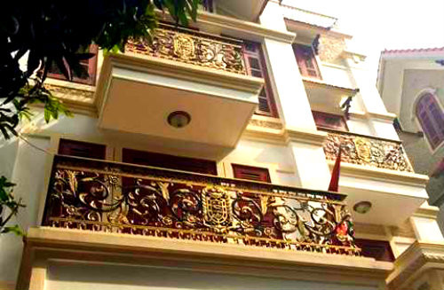 Theo một mối chuyên làm cổng biệt thự ở Mỹ Đình (Hà Nội), cổng nhôm đúc với họa tiết đơn giản có giá khoảng 16 triệu đồng/m2. Còn với loại cổng biệt thự có hoa văn độc đáo, khó làm thì tùy vào họa tiết và độ khó mà giá sẽ khác nhau, có thể lên đến 50-60 triệu đồng/m2. Ảnh: Vietnamnet.