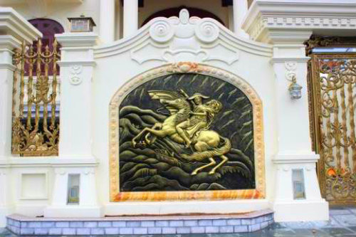 Tường bao xung quanh hai tòa nhà được thiết kế với những bức tranh mạ đồng độc đáo. Ảnh: ĐSPL.