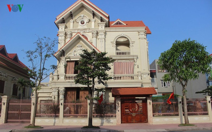 Người dân sống gần đây cho biết, căn biệt thự xây trong vòng 2 năm mới xong, những cây trồng quanh biệt thự giá rất đắt đỏ, bên trong căn biệt thự không khác gì "cung điện". Trước cửa dinh thự nhà em ông Vượng còn“khẳng định chủ quyền” Hoàn – Hương”. Ảnh: VOV.