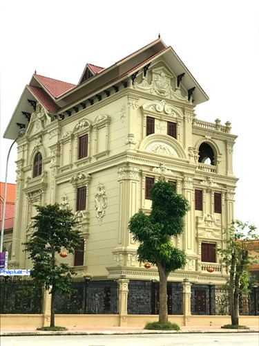 Căn biệt thự nhà ông Vượng nằm phía trong căn biệt thự của em trai ông là Nguyễn Minh Hoàn - Chủ tịch HĐQT Tổng công ty Đầu tư Phát triển Nhà và Đô thị Nam Hà Nội, có trụ sở ở Cụm công nghiệp Cầu Giát, Duy Tiên, Hà Nam. Hai căn biệt thự của anh em nhà Bí thư Huyện ủy Duy Tiên được thiết kế theo lối kiến trúc Pháp, mái đỏ, cửa gỗ, kết hợp với các đường nét và hệ thống cột tròn và vuông trang trí họ tiết cầu kỳ, tinh xảo... Ảnh: Pháp luật plus.