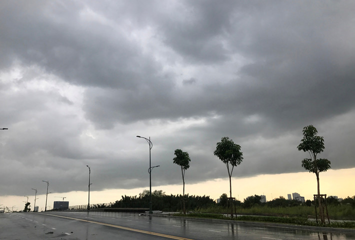 Liên tiếp những ngày qua, dù đang vào cao điểm mùa khô, khắp khu vực Nam Bộ nói chung và TP HCM nói riêng thời tiết mây đen giăng kín, mưa trái mùa cực lớn xảy ra khắp nơi...