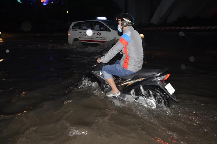 Tại đường Nguyễn Hữu Cảnh, nước ngập lênh láng...