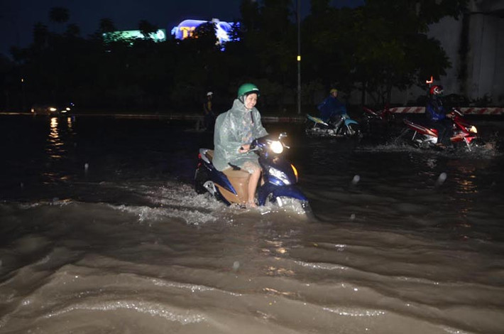 Người dân phải bì bõm lội nước trở về nhà trong đêm.