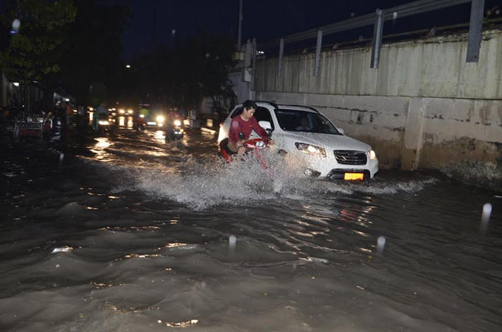 Nhiều nhà dân dọc hai bên đường Nguyễn Hữu Cảnh bị nước tràn vào nhà khiến nhiều tài sản bị hư hỏng vì không kịp di dời tài sản.
