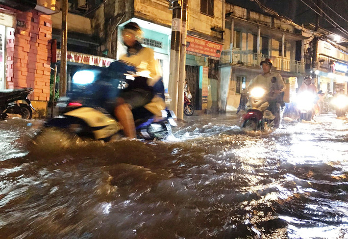 Nước mưa cuồn cuộn như sông trên các tuyến đường giao thông ở TP.HCM trong cơn mưa lớn khủng khiếp tối ngày 30/9.
