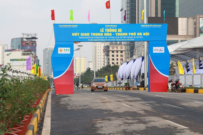 Hai hầm chui nghìn tỷ của Hà Nội gồm: hầm chui Thanh Xuân (nút giao Nguyễn Trãi - Khuất Duy Tiến) và hầm chui Trung Hòa (đường Trần Duy Hưng - Đại lộ Thăng Long) vừa chính thức thông xe vào sáng nay (8/1).