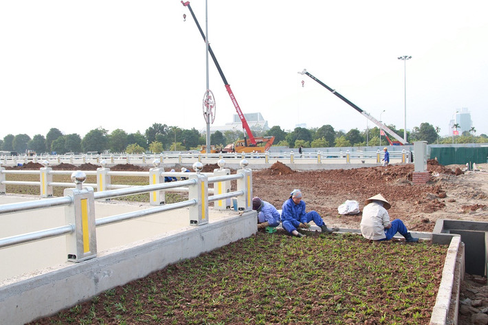 Các công nhân tạo thảm cỏ, hoa,... trang trí.