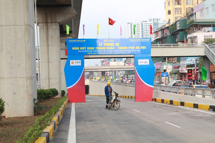 Hầm chui Thanh Xuân, dài 980m, được khởi công từ tháng 6/2014 tại ngã tư Nguyễn Trãi - Khuất Duy Tiến (quận Thanh Xuân, Hà Nội). Hầm có tổng mức đầu tư 551 tỷ đồng, sử dụng vốn ODA Nhật Bản.