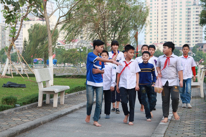 Các em học sinh vẫn mặc áo phông, hay áo sơ mi đồng phục của trường chới đùa với nhau.