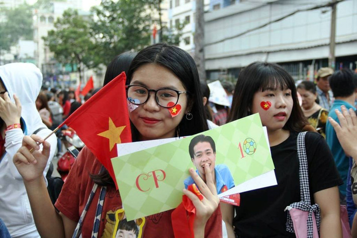 "Sân Thống Nhất cho dù có sức chứa 50 nghìn chỗ cũng không đủ trước mong muốn được vào sân của người hâm mộ. Do đó, người hâm mộ nào nếu không có vé thì hãy chịu khó xem qua truyền hình trực tiếp", ông Hùng chia sẻ.