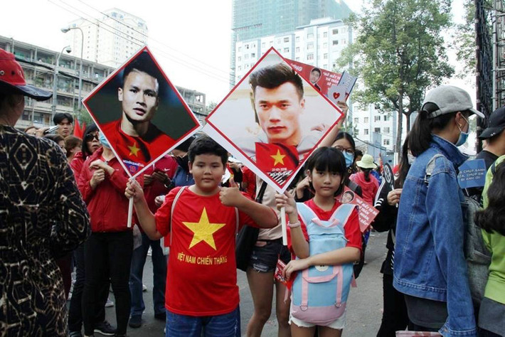 Theo ông Mai Bá Hùng, phó giám đốc Sở VH-TT TP.HCM, vé đã được phân phối hết đến Đoàn Thanh niên, Hội sinh viên, các nhà tài trợ, các sở, ban, ngành và Hội CĐV bóng đá TP.HCM từ hôm qua (3/2).