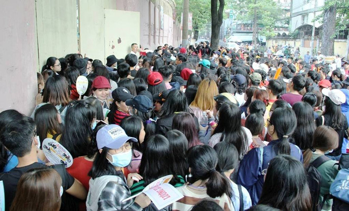 15h chiều nay (4/2), dù còn gần 2 tiếng đồng hồ nữa mới đến thời khắc giao lưu với tuyển U-23 Việt Nam, tuy nhiên khu vực xung quanh sân vận động (SVĐ) Thống Nhất, TP.HCM đã chật kín biển người.