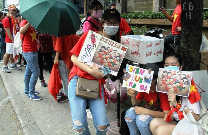 Hàng nghìn người hâm mộ bày tỏ sự quý mến các tuyển thủ U-23 Việt Nam.