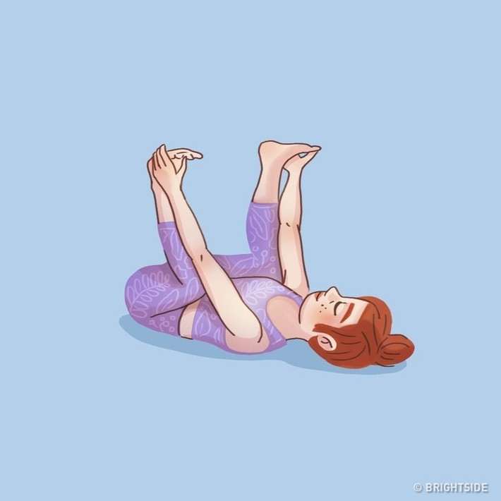 Tư thế em bé hạnh phúc Nằm ngửa, thở ra và gập đầu gối về phía bụng của bạn. Hít vào và lấy 2 tay nàm 2 bàn chân. Từ từ mở đầu gối rộng hơn một chút so với thân trên. Sau đó kéo chúng về phía nách. Hãy chắc chắn rằng mắt cá chân của bạn vuông góc với sàn nhà. Giữ tư thế này trong 30 giây.