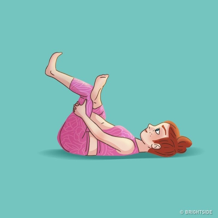 Tư thế chân số 4 Nằm xuống sàn và uốn cong đầu gối của bạn. Khoảng cách giữa hai bàn chân nên bằng với chiều rộng của hông. Nhấc chân phải lên và đặt lên đầu gối trái. Ôm hông trái và từ từ kéo nó về phía cơ thể bạn. Đầu và vai của bạn nên giữ nguyên tư thế đặt trên sàn nhà. Bạn sẽ có cảm giác kéo dài ở hông bên phải. Giữ tư thế này trong 30 giây cho mỗi chân.