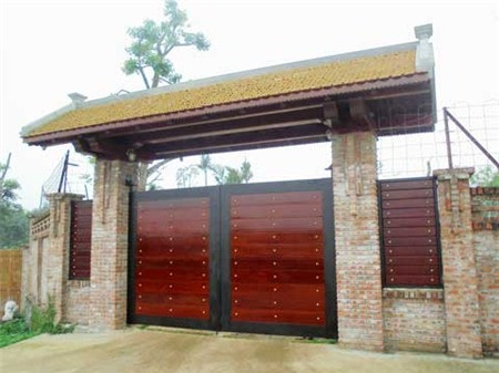 Chiếc cổng khu nghỉ dưỡng của một đại gia Hà Nội nằm cạnh trung tâm vành xuyến ngã tư Hòa Lạc rộng khoảng 1,5ha được xây dựng theo lối tân cổ. Ảnh: Vietnamnet.