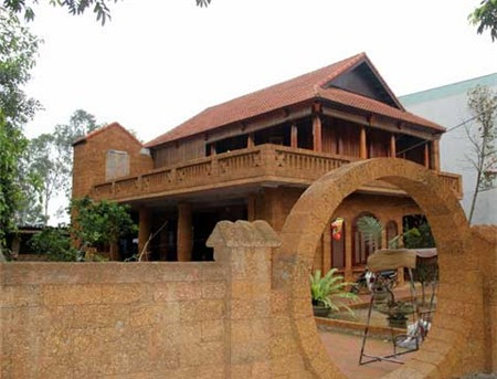 Chiếc cổng độc nhất vô nhị dẫn vào ngôi nhà con trai ông Nguyễn Văn Nho được ghép thành hình tròn từ các viên đá ong, tuy không tốn công xây dựng nhưng rất độc đáo. Ảnh: Vietnamnet.