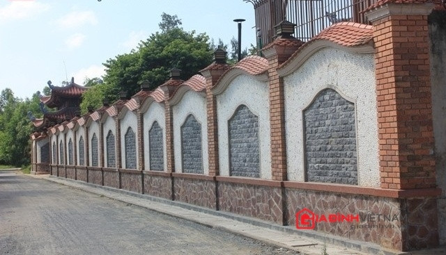 Tường rào như "trường thành" lượn sóng, lợp ngói vảy và ghép đá tiêu tốn nhiều tỷ đồng. Ảnh: Gia đình Việt Nam.
