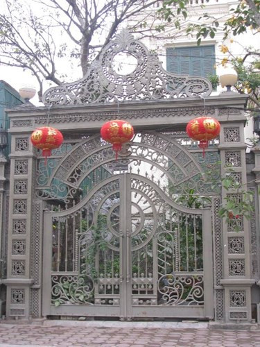 Bộ cổng biệt thự này vừa mang màu sắc cổ điển vừa hiện đại nhưng đều toát lên sự tinh tế của chủ nhà. Để xây dựng chiếc cổng này, ước tính chủ nhà phải bỏ ra hàng trăm triệu đồng.