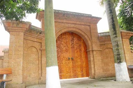 Ngôi nhà nổi tiếng vùng quê Bình Yên - Thạch Thất của ông Nguyễn Văn Nho được làm bằng gỗ mít phỏng theo lối kiến trúc nhà cổ năm gian xưa.