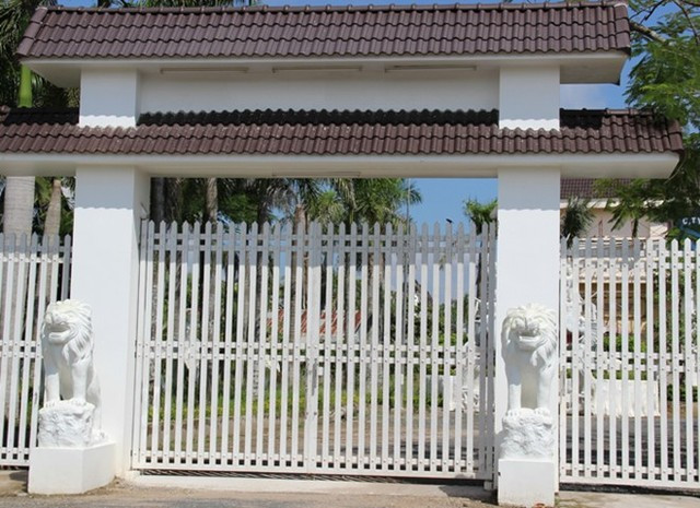Khu du lịch Bình An của bà Diệu Hiền ở Sóc Trăng phía trước có đôi sư tử trắng. Trước đây khu du lịch tấp nập người ra vào, sau đó không ai đến và nữ doanh nhân đã quay về đây cải tạo lại thành khu nghỉ dưỡng của gia đình. Ảnh: Internet.