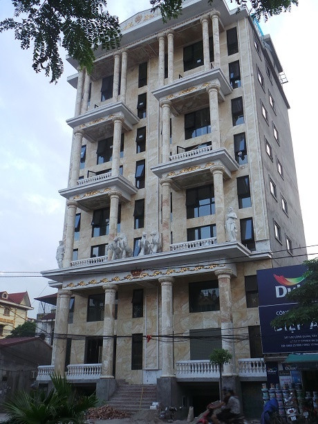 Hay linh vật phong thủy độc đáo là bốn con ngựa bằng đá với giá trị gần 1,7 tỷ (chưa tính công vận chuyển từ Đà Nẵng) tại biệt thự đá 50 tỷ của doanh nhân Hà thành Vũ Văn Thảo (số 537 trên đường Lạc Long Quân, quận Tây Hồ, Hà Nội).