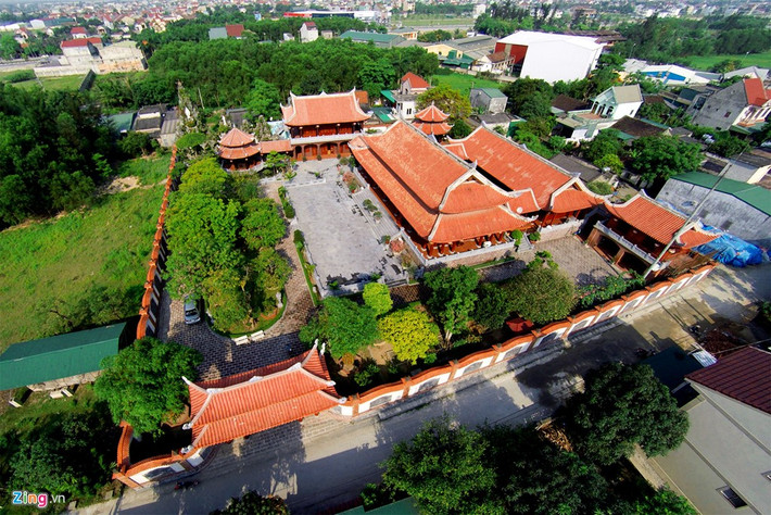 1. Biệt phủ 2.000 m3 gỗ quý của đại gia xứ Nghệ Biệt phủ 2.000 m3 gỗ quý nằm ở xã Nghi Phú, TP Vinh (Nghệ An), được bắt đầu xây dựng từ năm 2004 với lượng gỗ khoảng 2.000 m3 gồm đinh hương, giáng hương, cẩm lai… Nhiều người trong giới làm gỗ, xây dựng định giá "biệt phủ" không dưới 200 tỷ đồng. Ảnh: Zing.