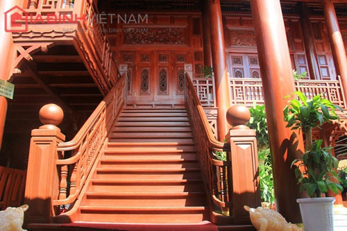Ngôi nhà mới được công nhận là nhà sàn lớn nhất Việt Nam với diện tích gần 500 mét vuông nằm trong khuôn viên 2.000 mét vuông của Khu du lịch Sinh thái Him Lam. Ảnh: Gia đình Việt Nam.