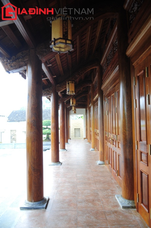 Căn nhà gỗ của đại gia Lê Thanh Thản được xây dựng trên diện tích gần 200m2 với riêng tiền nguyên vật liệu bằng gỗ lên tới gần 20 tỷ đồng. Công trình dự toán trên 30 tỷ đồng. Ảnh: Gia đình Việt Nam.