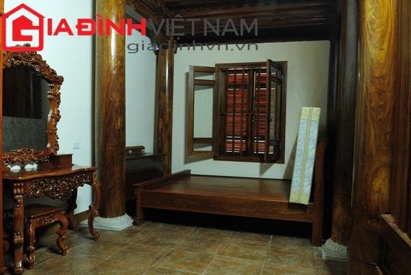 Bên trong phòng ngủ, tất cả nội thất cũng đều được làm bằng gỗ, từ giường, bàn phấn... Ảnh: Gia đình Việt Nam.