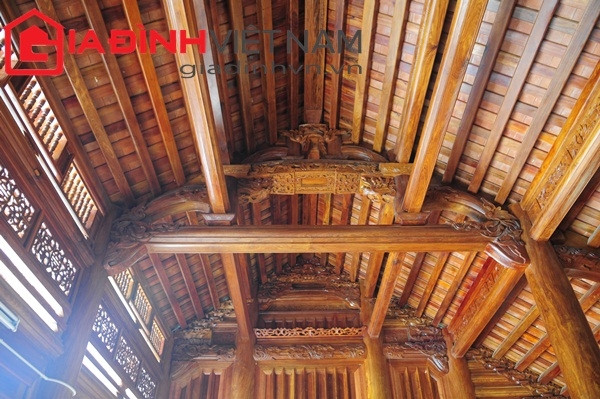 Đặc biệt, bên trong căn nhà gỗ cổ của đại gia Lê Thanh Thản có hai tấm phản rộng 2,5m, dài 5m, dày 20cm hoàn toàn bằng gỗ hương khối trị giá 3 tỷ đồng và 2 bộ minh triện gỗ hương. Ảnh: Gia đình Việt Nam.