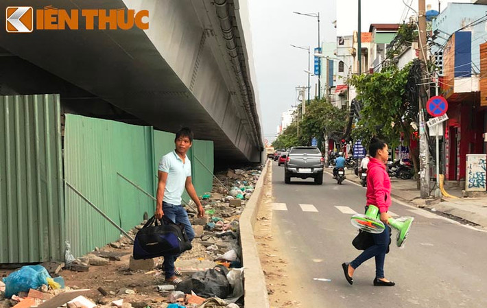 "Công trình ngưng thi công 2 tháng, vì vậy chúng tôi phải đi tìm việc nơi khác để sống vì làm ngày nào có lương ngày đó...", đôi nam nữ công nhân thi công công trình cho biết.