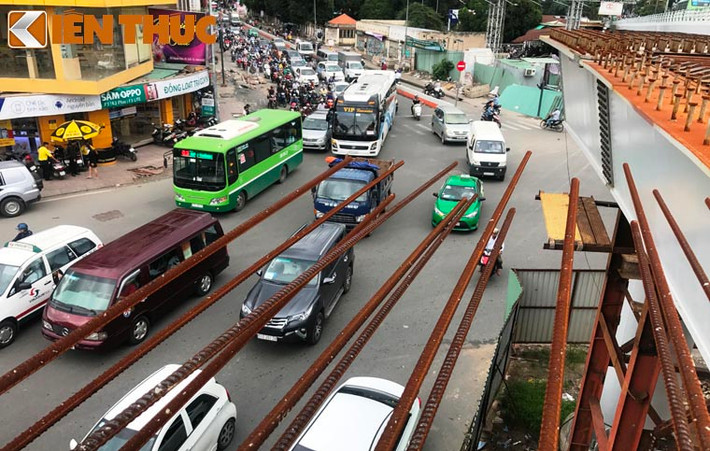 Một nhánh cầu (hướng Nguyễn Kiệm - Hoàng Minh Giám) trơ khung sắt, thi công dở dang.