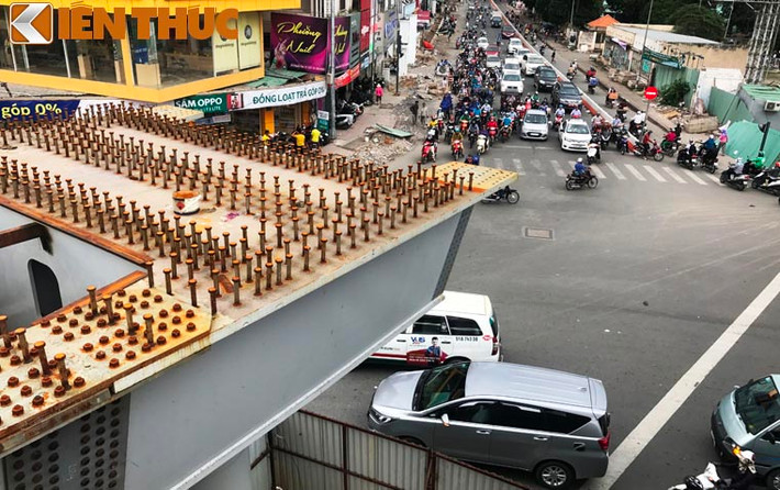 Đó là "thảm cảnh" đang diễn ra tại công trình cầu vượt thép nút giao Nguyễn Thái Sơn - Nguyễn Kiệm, quận Gò Vấp, TP HCM. Đây được xác định là 1 trong 6 công trình giao thông cấp bách để giải quyết tình trạng ùn tắc giao thông khu vực sân bay quốc tế Tân Sơn Nhất, TP HCM.