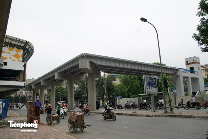 Đường cho khách bộ hành đi lên nhà ga đường Láng mới chỉ được lắp đặt phần sàn, tay vịn và mái che vẫn chưa được thi công lắp đặt.
