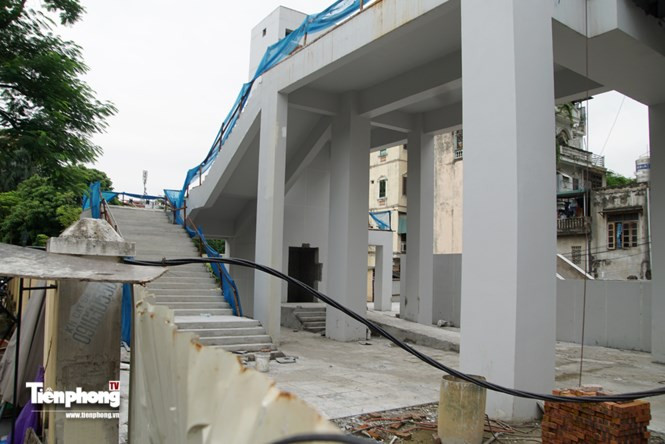 Đa phần công đoạn hoàn thiện dường như đã lâu lắm không có người làm, nhiều vật liệu bằng sắt thép bắt đầu rỉ sét.