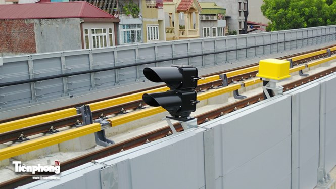 Cụ thể, đường ray trên hệ thống có vẻ đã sẵn sàng cho công việc chạy thử tàu vào thời gian tới (dự kiến vào 30/9). Hệ thống đèn tín hiệu đã được lắp đặt ở trước mỗi nhà ga trên dọc tuyến.
