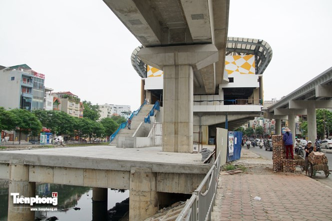 Những khu vực có lẽ sẽ được lắp đặt lan can hay mái che vẫn trống không.