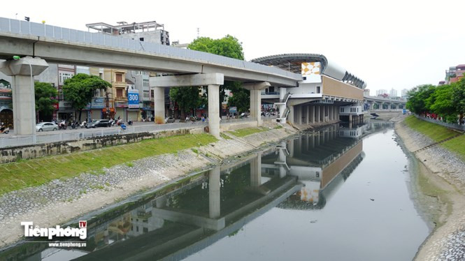 Nhà ga trên đường Láng, đây là một trong những ga lớn nhất của tuyến đường sắt trên cao Cát Linh - Hà Đông. Phần lớn ga này được xây dựng trên diện tích mặt nước sông Tô Lịch.