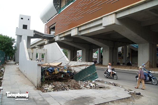 Tiến độ thi công hoàn thiện rất chậm, nhiều khu vực hầu như không có bóng dáng của công nhân làm việc trên công trường như thường thấy.