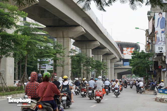 Trên toàn tuyến, một số đoạn dưới dải phân cách cứng phía dưới được trồng cây xanh khá đẹp mắt.