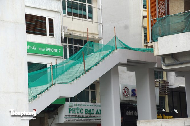 Cầu thang bộ cho hành khách phần lớn ở tất cả các nhà ga đều đang làm dở dang.