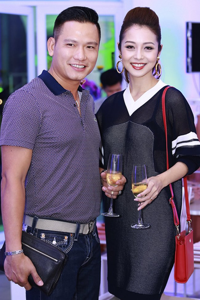 Sau một thời gian, Jennifer Phạm gặp và yêu doanh nhân Đức Hải.
