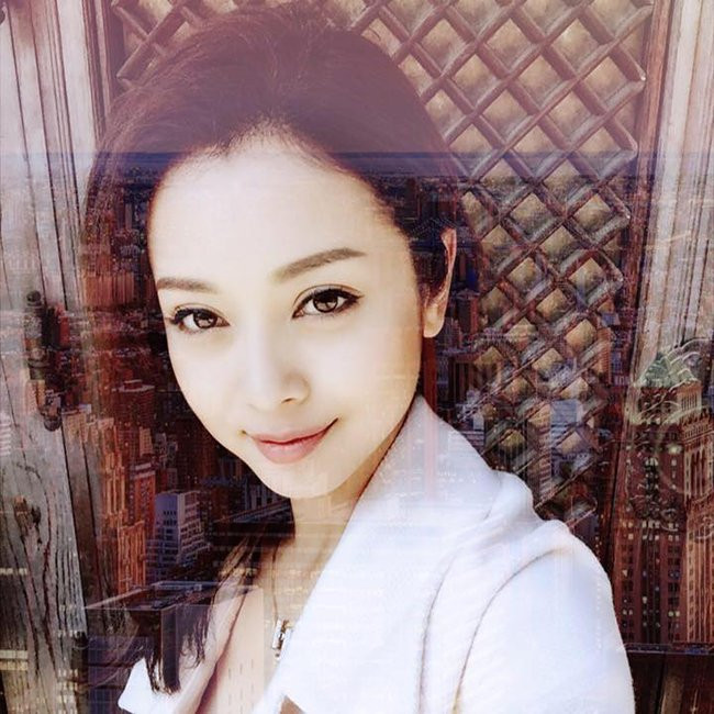 Sau cuộc hôn nhân tan vỡ với ca sĩ Quang Dũng, Jennifer Phạm bước chân vào showbiz Việt với vai trò Mc, diễn viên.